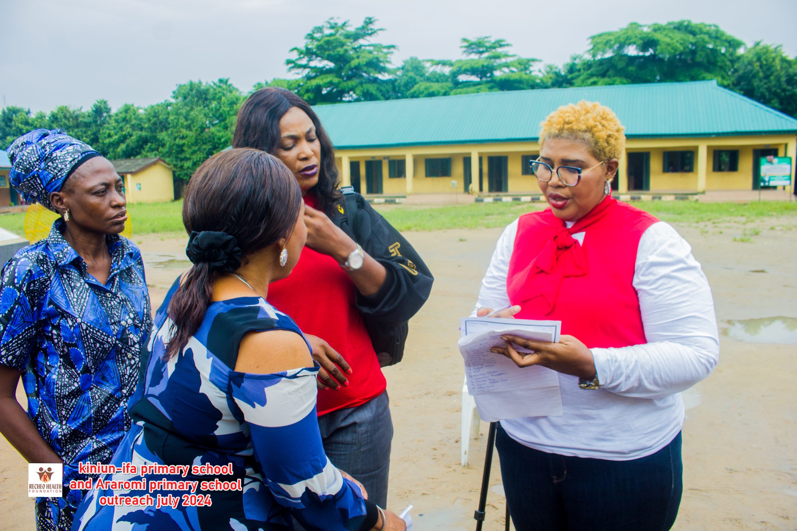 _MG_0147 Volunteers brainstorming with the chairperson on challenges met on ground